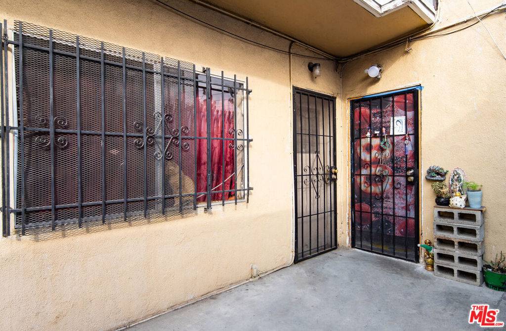Los Angeles, CA 90003,7508 S Main ST