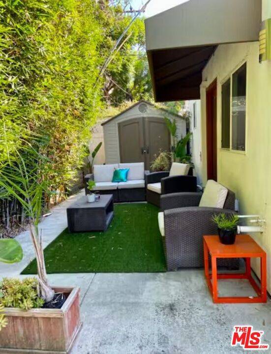 Beverly Hills, CA 90211,132 N CARSON RD #A