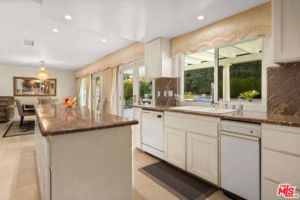 Sherman Oaks, CA 91403,16230 Meadowcrest RD