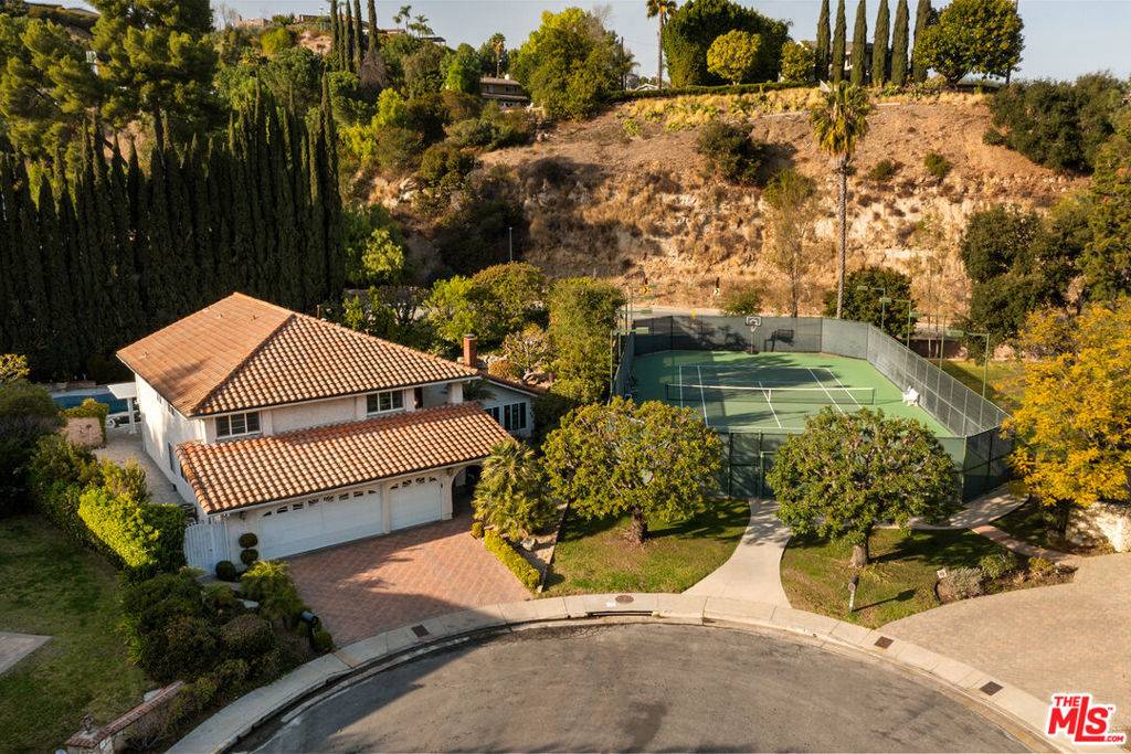 16230 Meadowcrest RD, Sherman Oaks, CA 91403