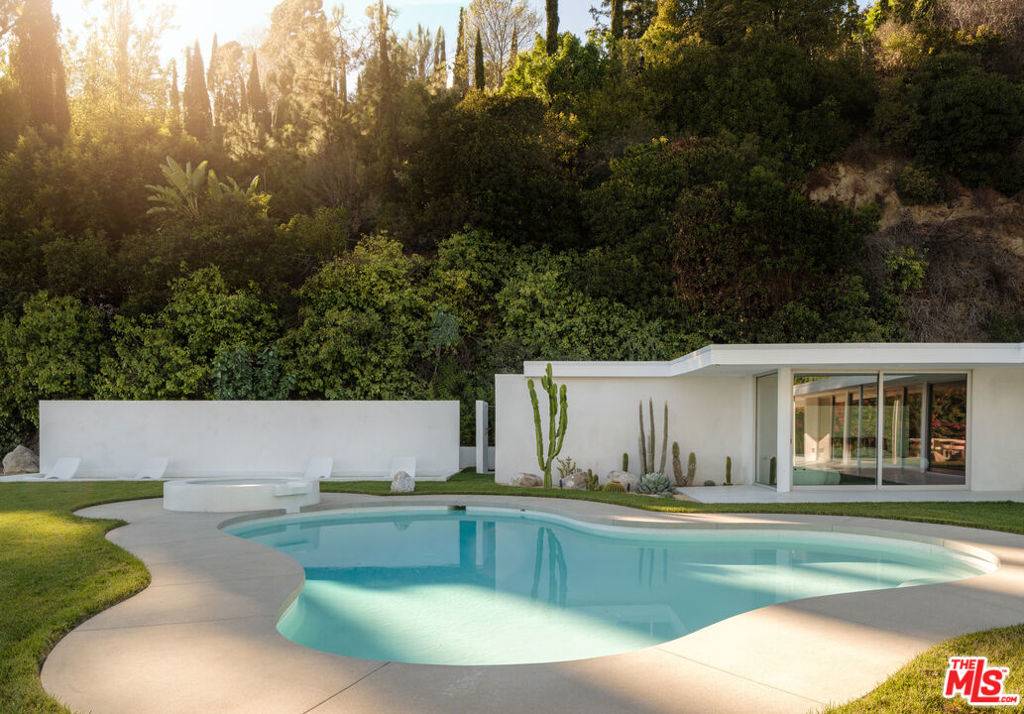 8818 Rising Glen PL, Los Angeles, CA 90069