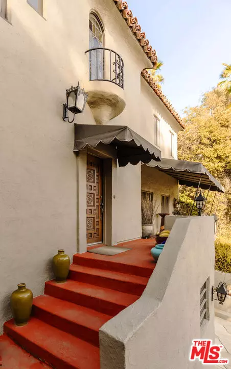 Los Angeles, CA 90068,2197 Ponet DR