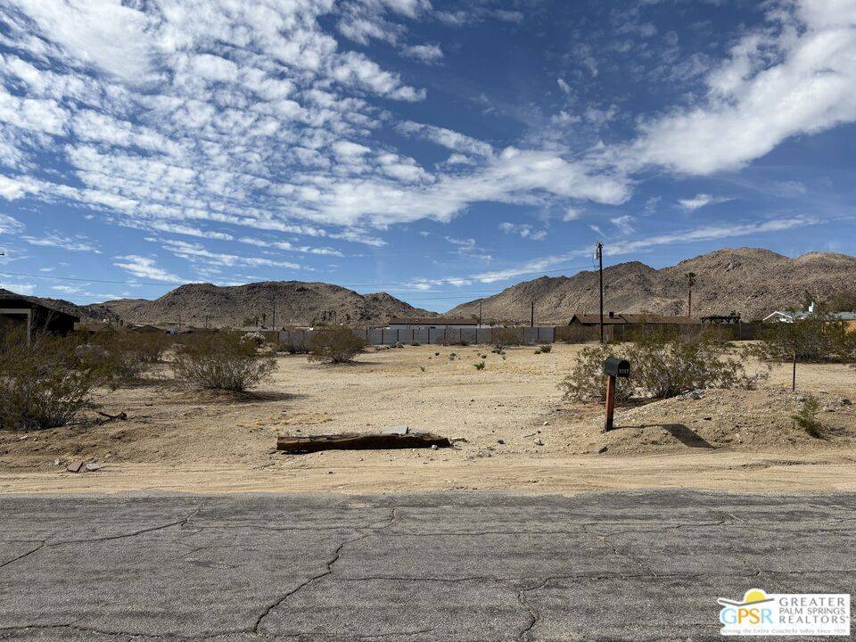 Joshua Tree, CA 92252,4758 Avenida La Flora Desierta