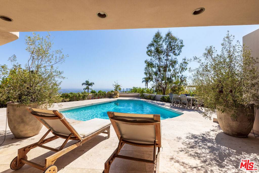 Los Angeles, CA 90069,1526 Blue Jay WAY