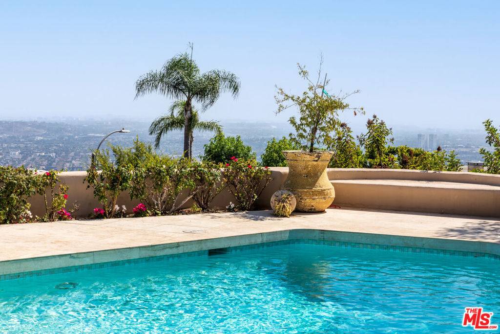 Los Angeles, CA 90069,1526 Blue Jay WAY