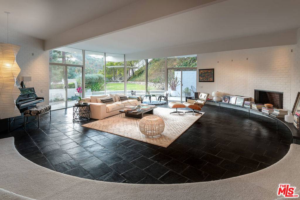 Los Angeles, CA 90049,1892 Kimberly LN