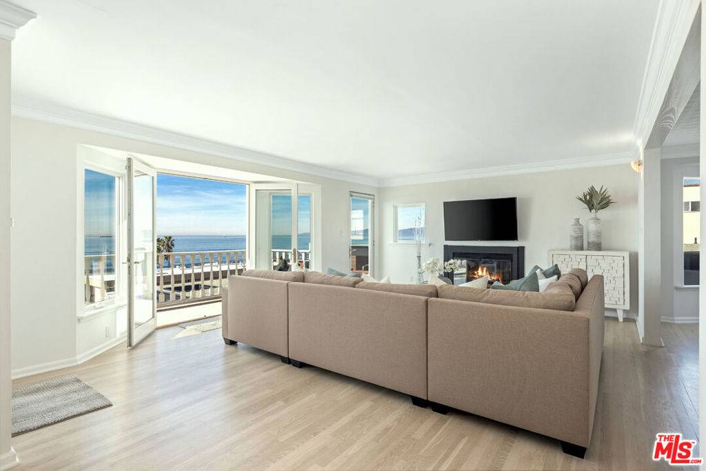 Manhattan Beach, CA 90266,2407 Bayview DR
