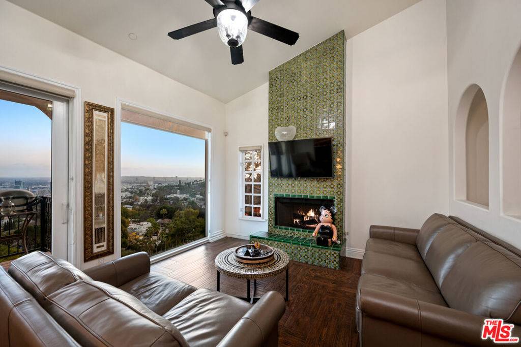 Los Angeles, CA 90068,6420 Quebec DR