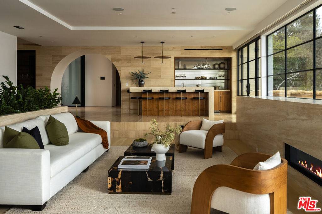 Los Angeles, CA 90049,879 Linda Flora DR