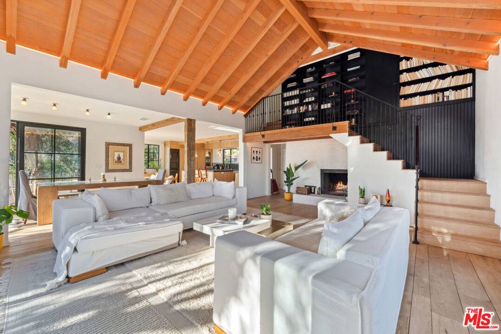 Los Angeles, CA 90068,3351 Deronda DR