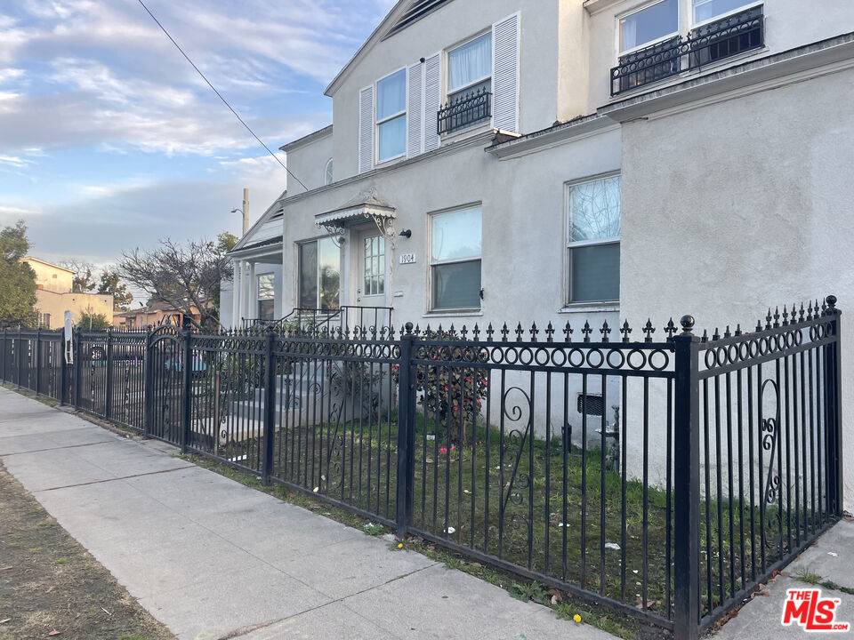 Los Angeles, CA 90018,1904 W 37th PL