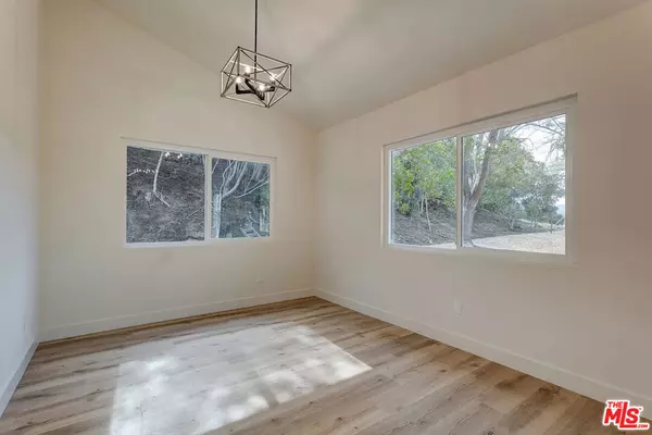 Canoga Park, CA 91304,9011 Farralone AVE