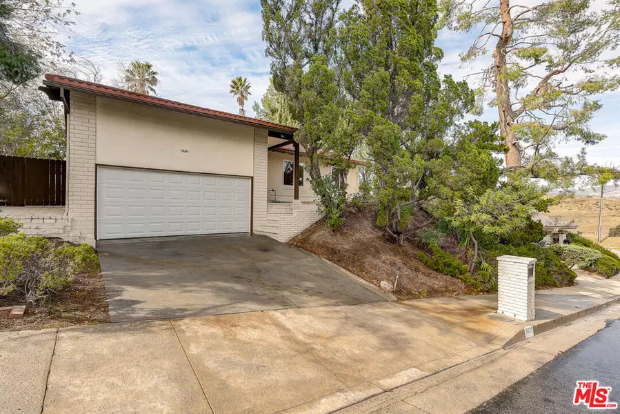 9011 Farralone AVE, Canoga Park, CA 91304