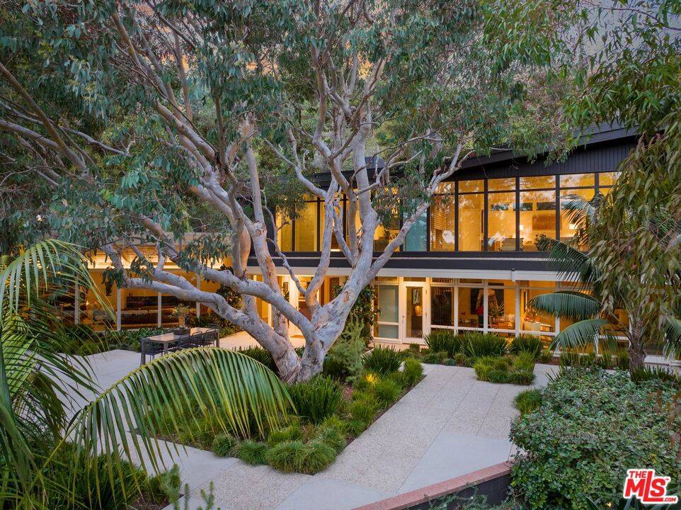 Los Angeles, CA 90049,2179 Mandeville Canyon RD