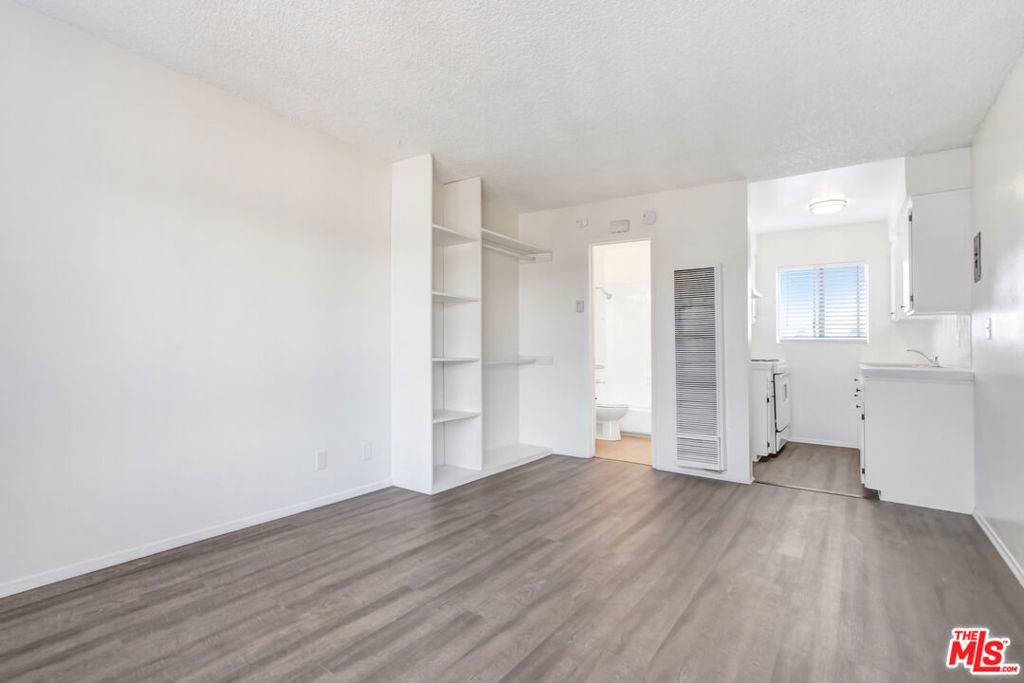Hawthorne, CA 90250,14108 Doty AVE #20