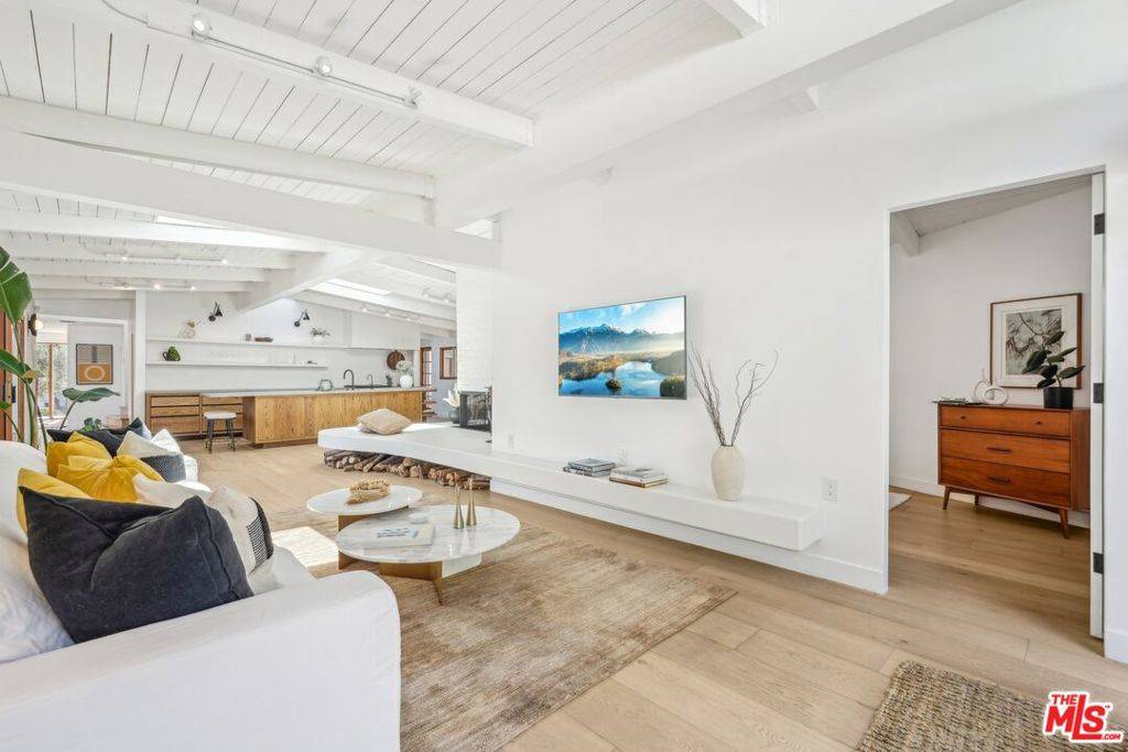 Los Angeles, CA 90046,2145 Sunset Crest DR