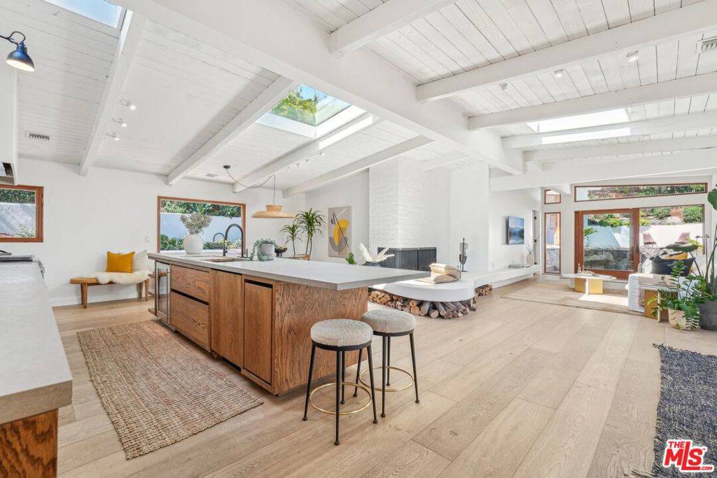 Los Angeles, CA 90046,2145 Sunset Crest DR
