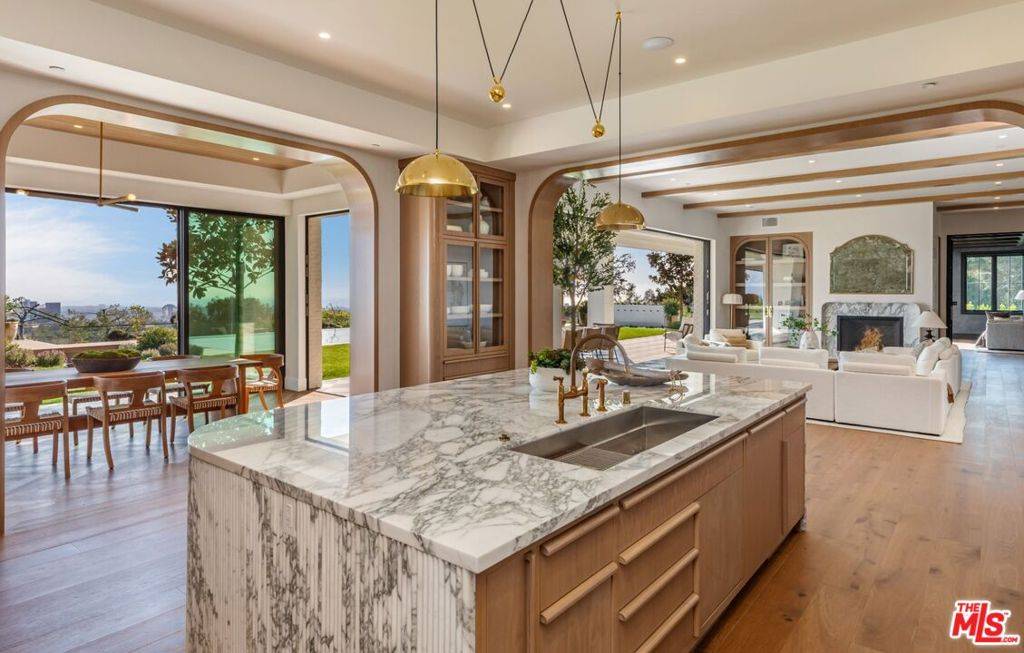 Los Angeles, CA 90049,728 Linda Flora DR