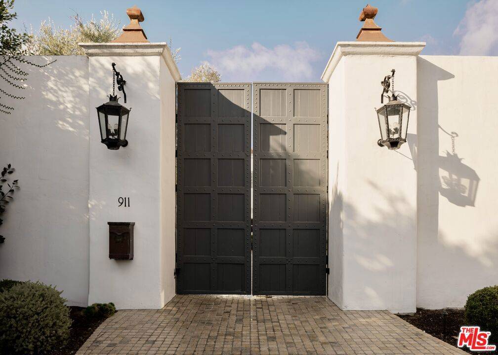 Beverly Hills, CA 90210,911 N Beverly DR