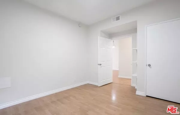 Los Angeles, CA 90005,729 S Hobart BLVD #18