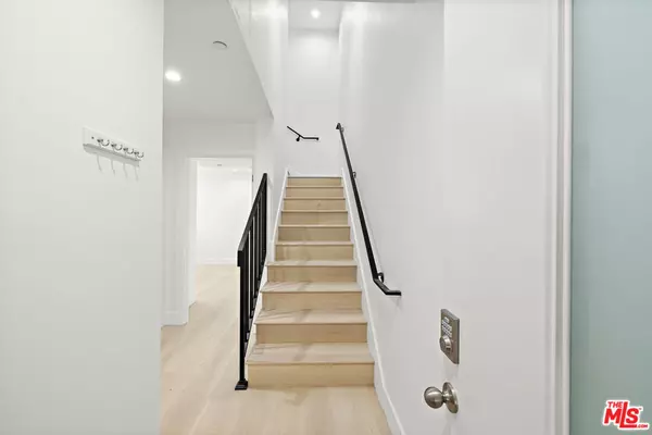 North Hollywood, CA 91601,5651 Case Ave #2