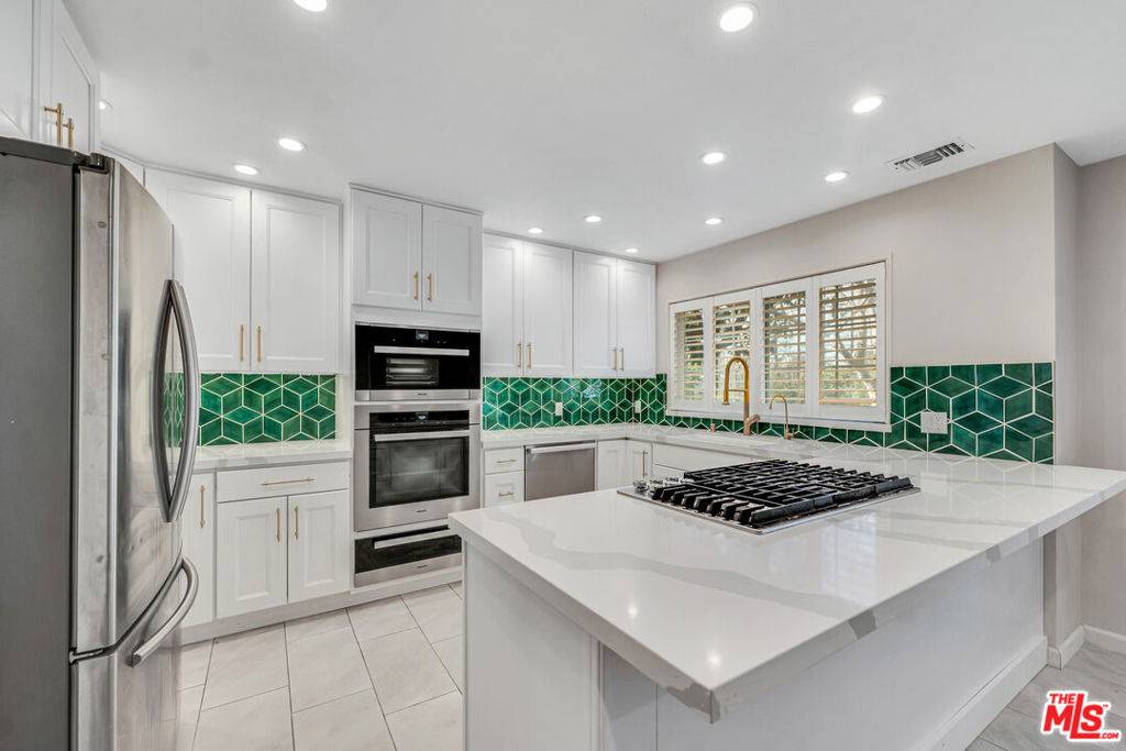 20950 Oxnard ST #34, Woodland Hills, CA 91367
