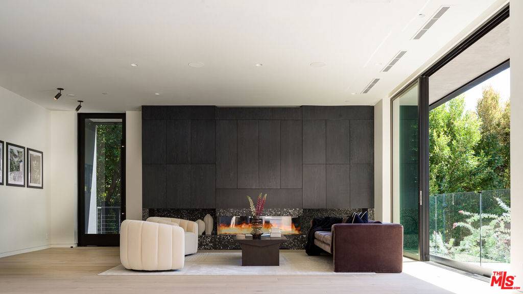 Los Angeles, CA 90069,1626 Sunset Plaza DR