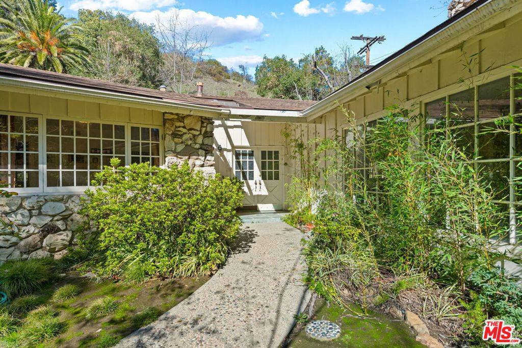 Los Angeles, CA 90049,13257 Chalon RD