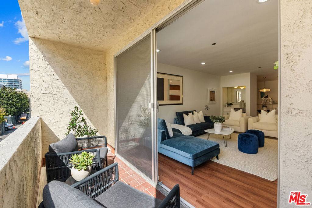 Santa Monica, CA 90403,125 Montana AVE #203