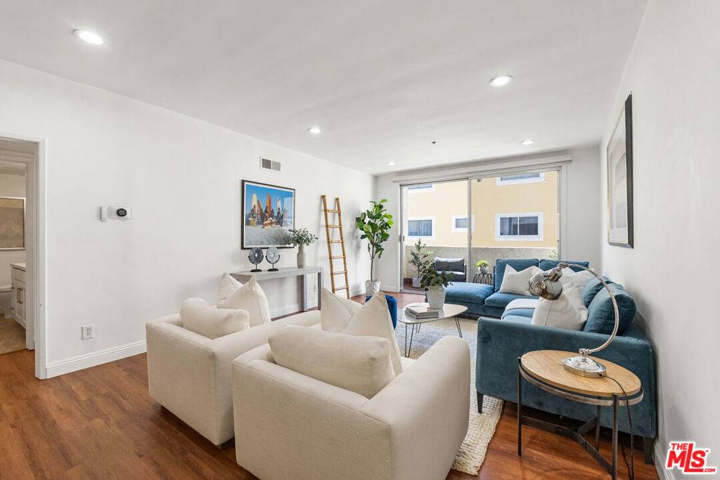 Santa Monica, CA 90403,125 Montana AVE #203