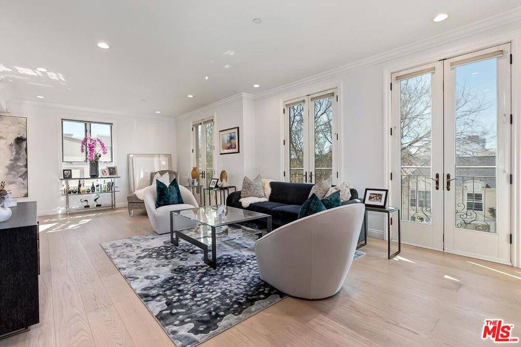 Beverly Hills, CA 90212,132 S Crescent DR #301