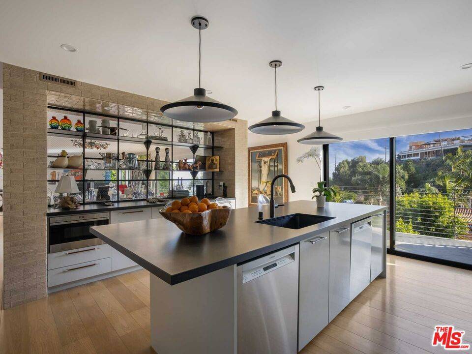 Los Angeles, CA 90069,8480 Harold WAY