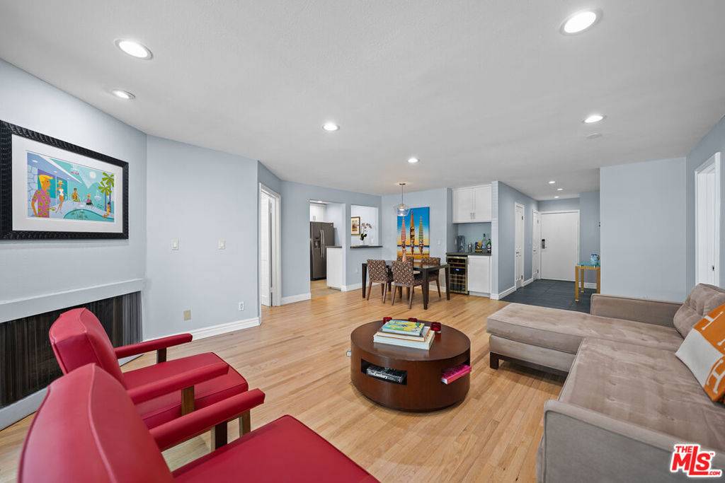 West Hollywood, CA 90069,8530 Holloway DR #215