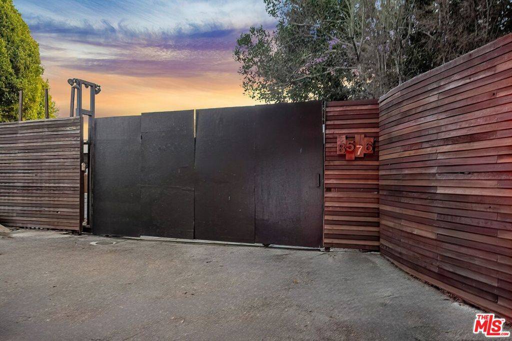 Los Angeles, CA 90046,8576 Cole Crest DR