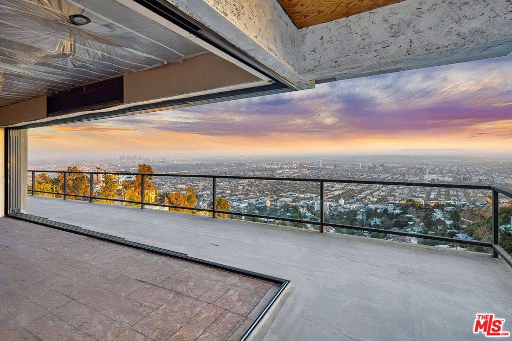 Los Angeles, CA 90046,8576 Cole Crest DR