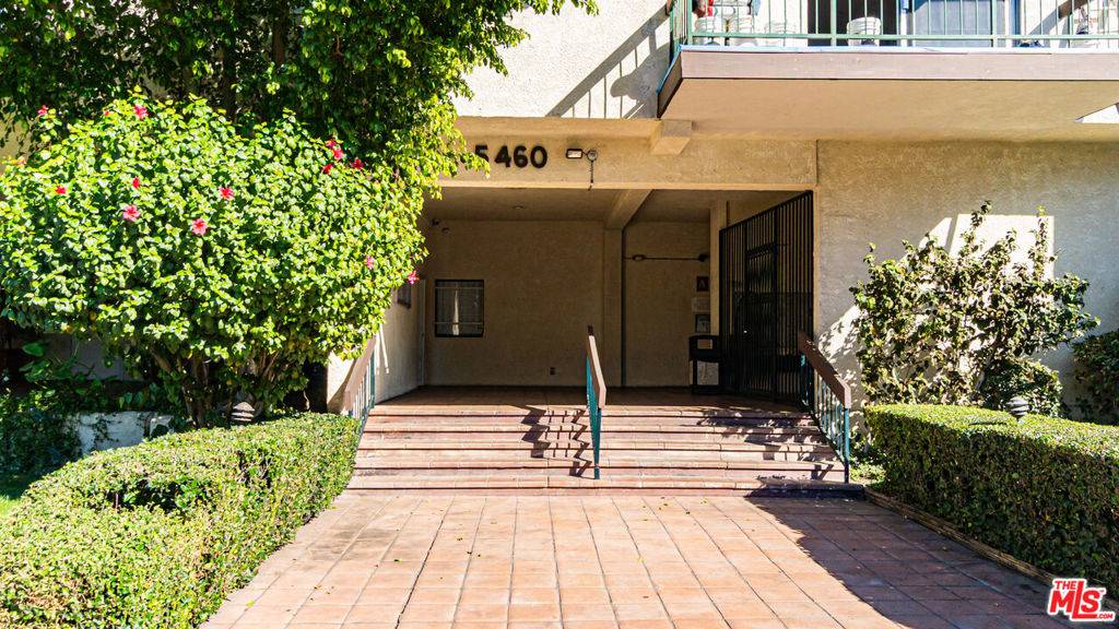 Encino, CA 91316,5460 White Oak AVE #J207