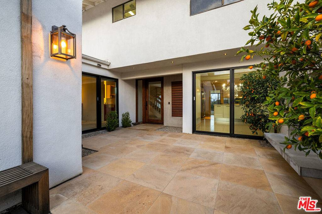 Los Angeles, CA 90077,2548 Angelo DR