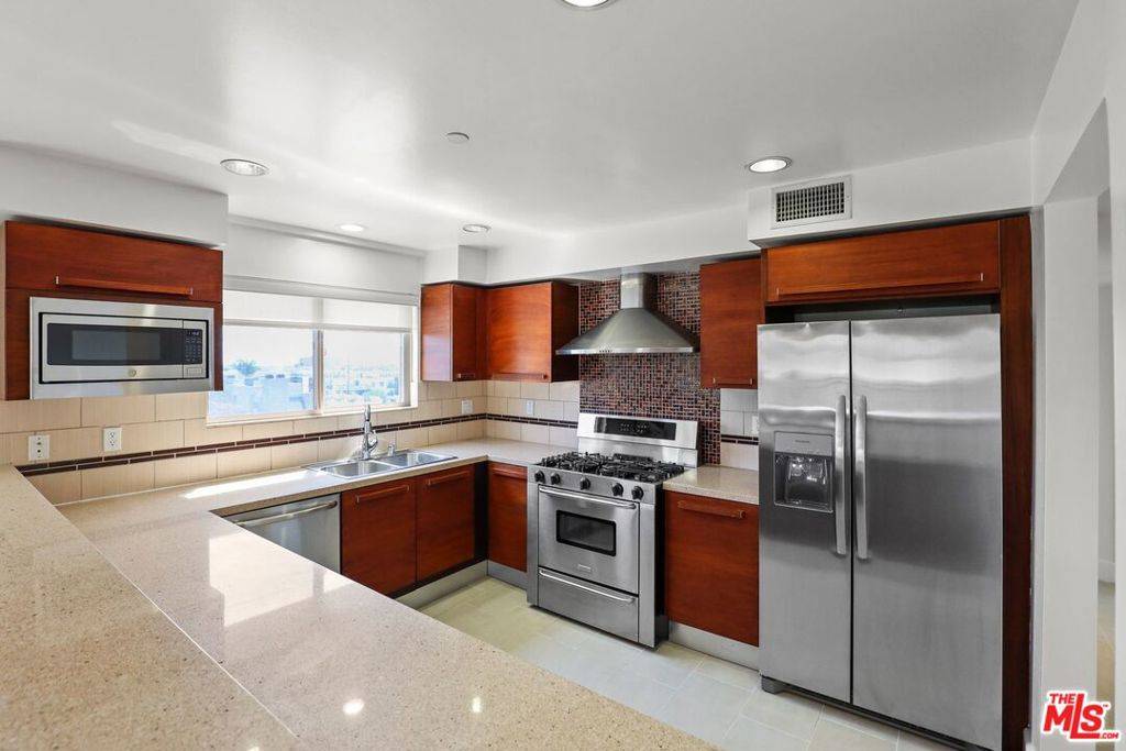 Los Angeles, CA 90025,1417 Butler AVE #204