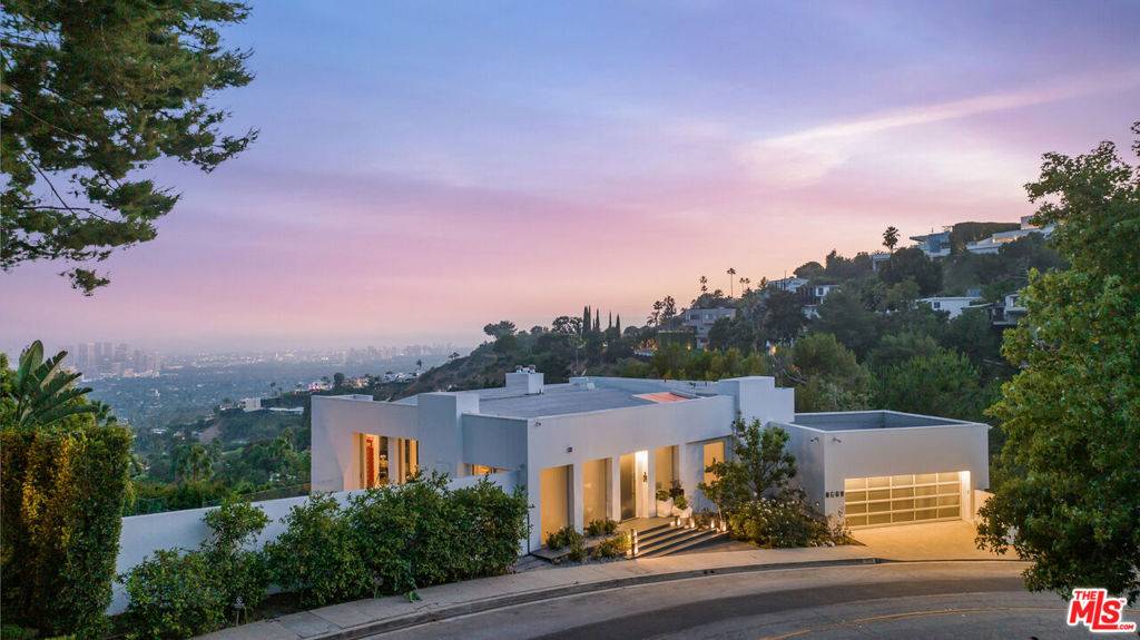 Los Angeles, CA 90069,1654 N Doheny DR