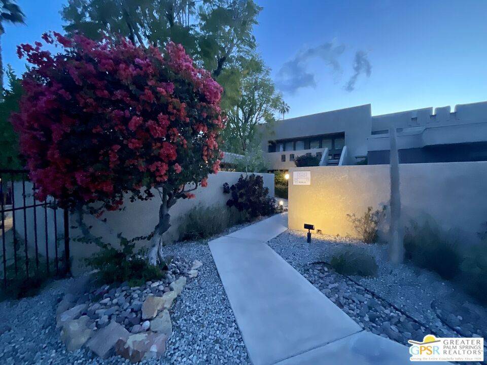 481 Bradshaw LN #13, Palm Springs, CA 92262