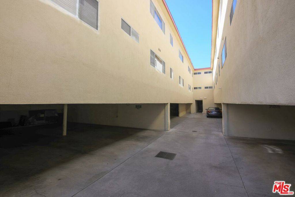Los Angeles, CA 90028,1827 N Van Ness AVE