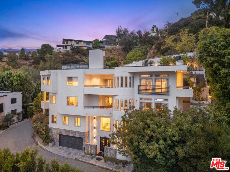 Los Angeles, CA 90069,8507 Franklin AVE
