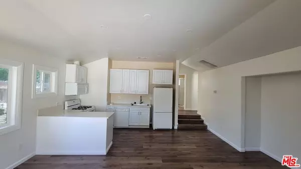 Lake Balboa, CA 91406,7467 N Forbes AVE