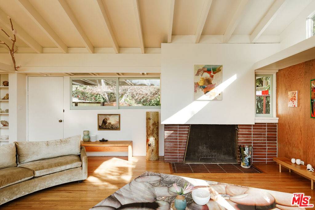 Los Angeles, CA 90068,2764 Outpost DR
