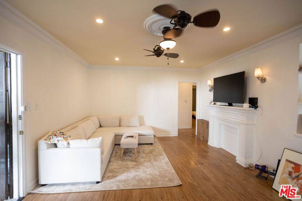 Beverly Hills, CA 90212,305 307 S Reeves DR