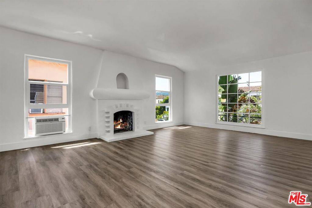 Los Angeles, CA 90048,7934 W 4th ST