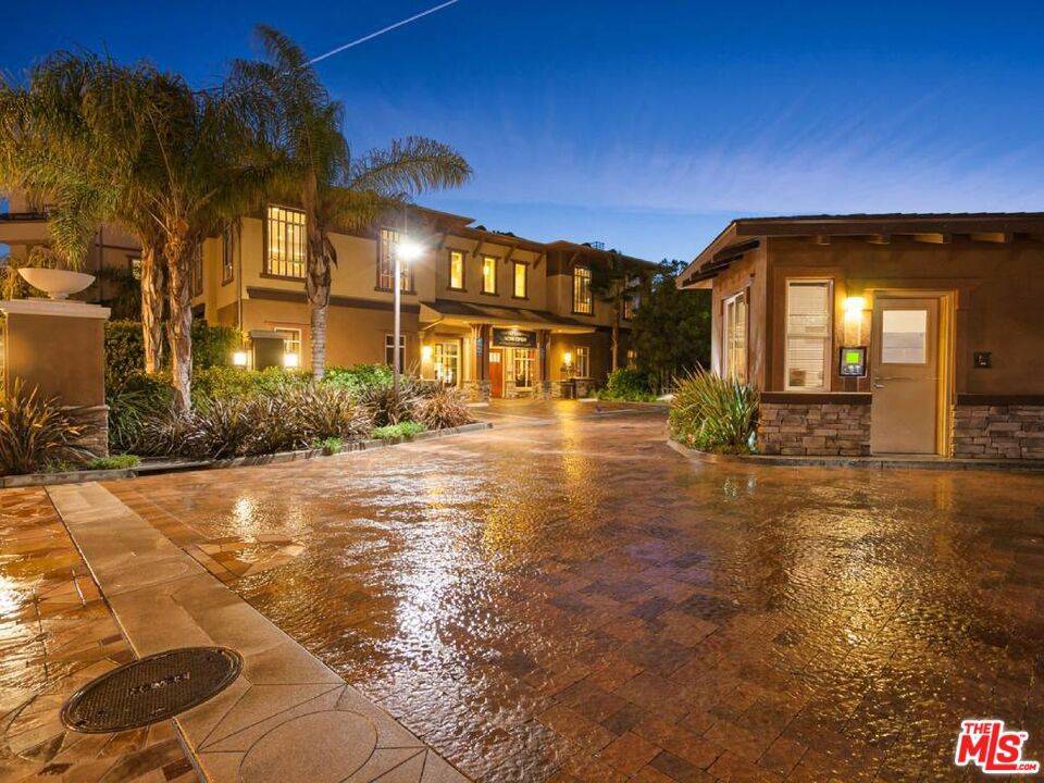 Burbank, CA 91504,1901 N Buena Vista ST #01-205