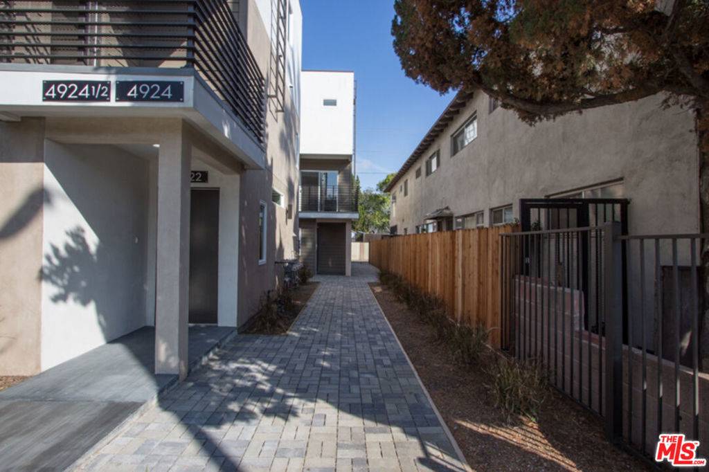 Valley Village, CA 91607,4922 LAUREL CANYON BLVD