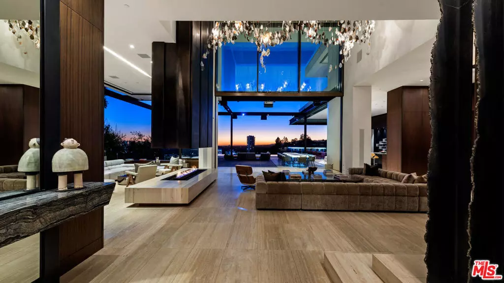 Los Angeles, CA 90069,1305 Collingwood PL