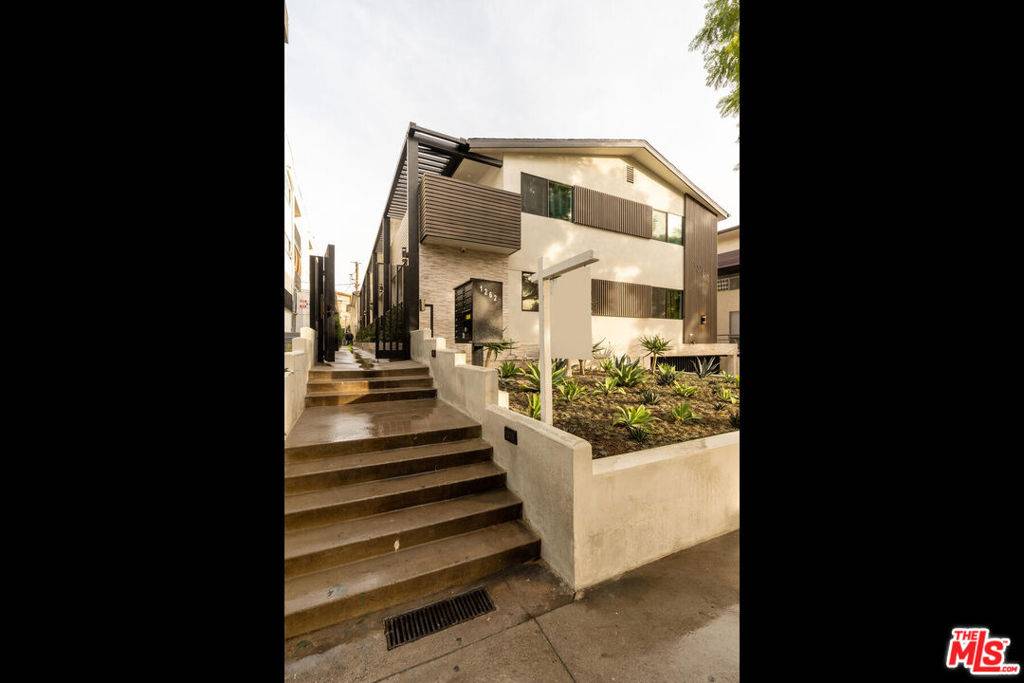 West Hollywood, CA 90069,1262 N Sweetzer AVE #105